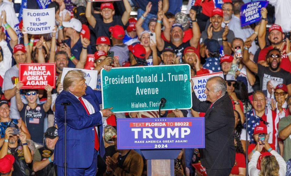 El alcalde de la ciudad de Hialeah, Esteban Bovo Jr., presentó un letrero de calle con el nombre del ex presidente Donald Trump después de su anuncio de su propuesta al concejo de la ciudad para bautizar una calle de Hialeah en su nombre, durante un mitin a casa llena en el Ted Hendricks Stadium en el Henry Milander Park, en Hialeah, el miércoles 8 de noviembre 2023. Pedro Portal/pportal@miamiherald.com