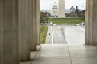 Una mujer corre junto a la piscina reflectante del National Mall de Washington (Estados Unidos) con el Capitolio al fondo el 31 de marzo. (Foto: Andrew Harnik / AP).