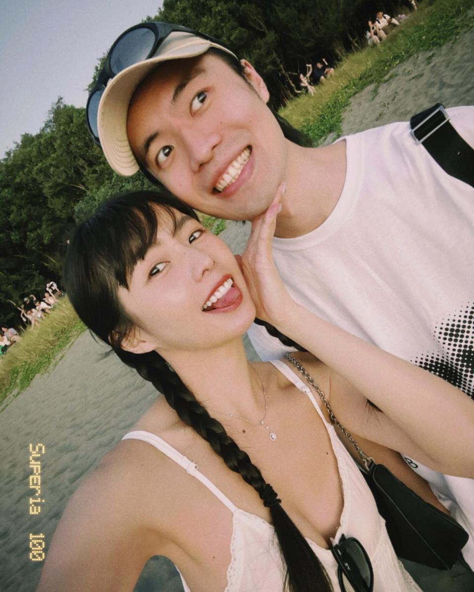 ▲簡廷芮與先生這次特別到漁光島拍照紀念結婚日。