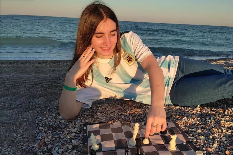 Todo disfrute para Candela Francisco: camiseta argentina, playa y ajedrez; a los 16 años, conquistó el Campeonato Continental y aspira a ser campeona del mundo.