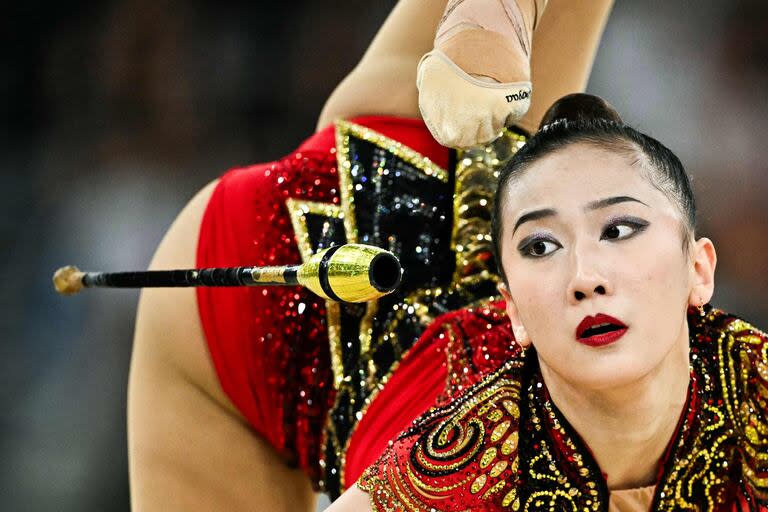 Wang Zilu de China actúa con las mazas durante la final individual de gimnasia rítmica