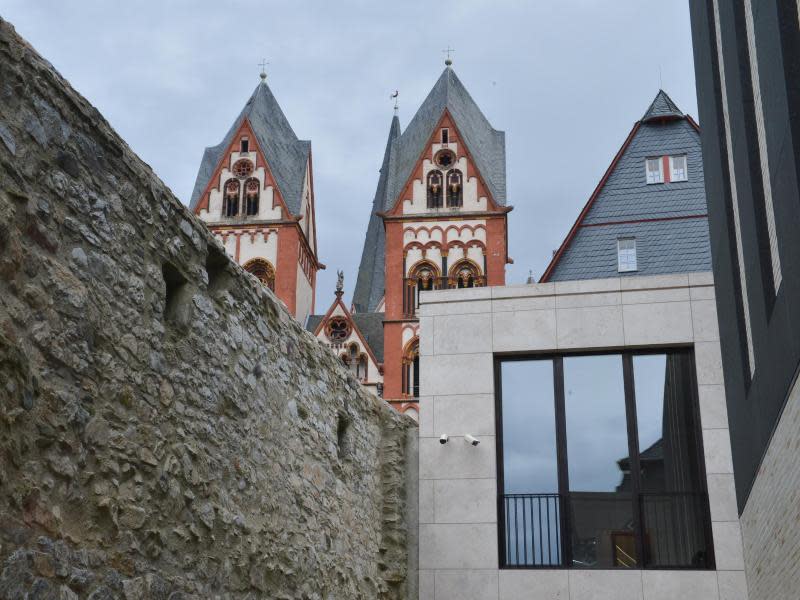 Blick aus der Privatwohnung des früheren Bischofs Tebartz-van Elst auf dem Dom in Limburg. Foto: Arne Dedert/Archiv