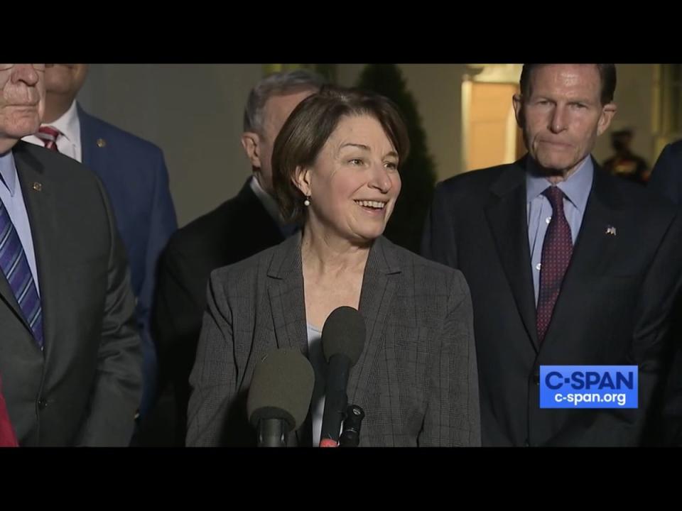 美國民主黨參議員Amy Klobuchar提出法案，減少社群媒體爭議內容影響社會。   圖：取自Amy Klobuchar官方推特