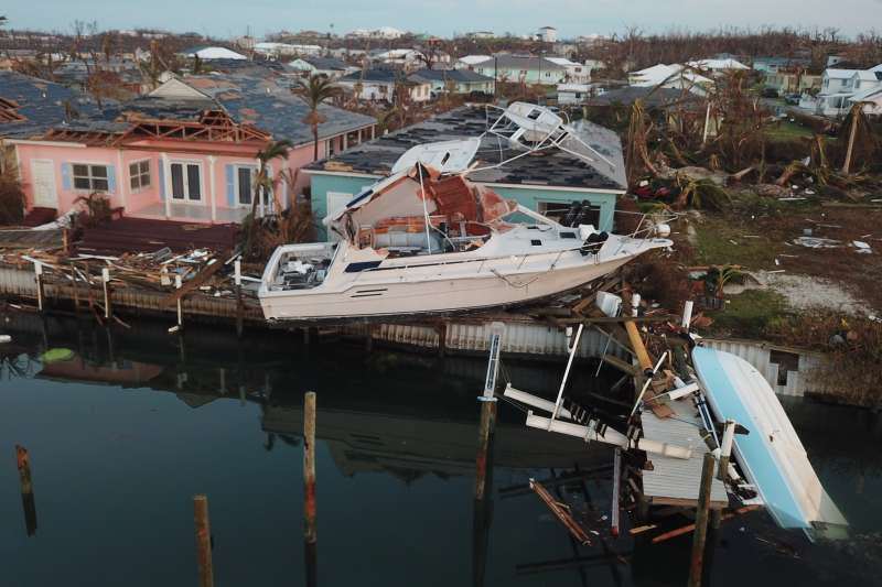 多利安颶風走後，巴哈馬群島仍有部分地區淹水，導致交通中斷。 (美聯社)