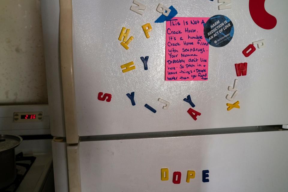 In an effort to make the bungalow more like a home, Amanda leaves a note on the refrigerator encouraging the occupants to be more responsible. The note reads: "This is not a crack house. It is a humble crack home filled with sex and drugs. Your momma probably don't live here -- so pitch in and leave things and people better than you found them."
