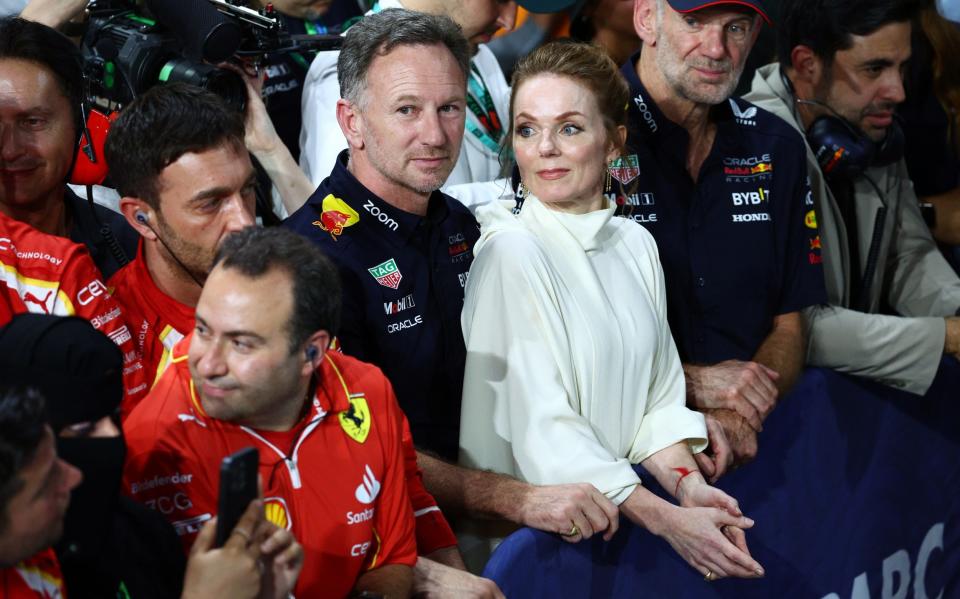 Ο επικεφαλής της ομάδας Oracle Red Bull Racing Christian Horner και ο Geri Horner αντιδρούν στο parc ferme κατά τη διάρκεια του Grand Prix της Σαουδικής Αραβίας F1 στο Jeddah Corniche Circuit στις 9 Μαρτίου 2024 στη Τζέντα της Σαουδικής Αραβίας