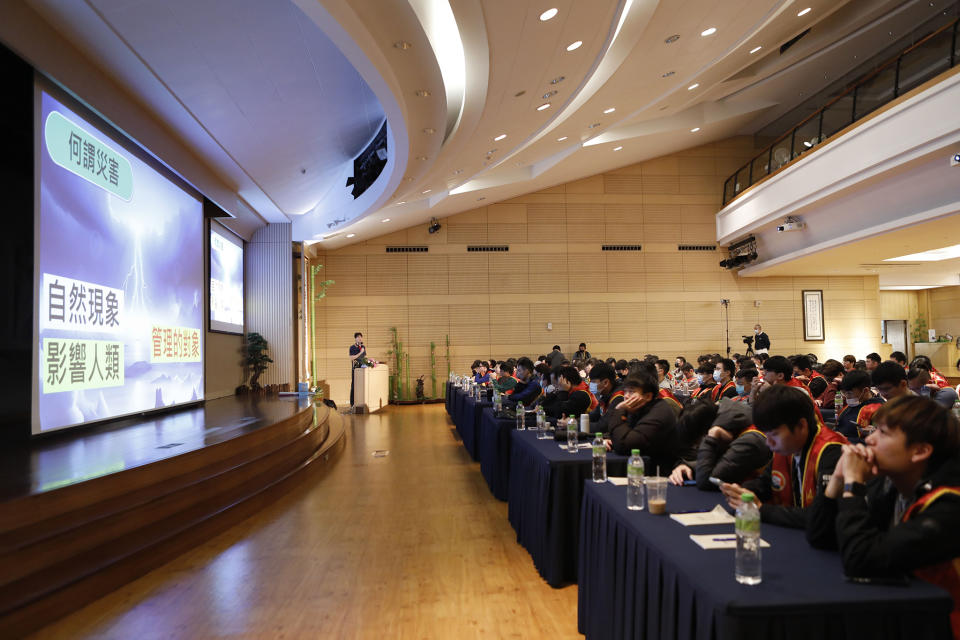 連續三天新北市民政局舉辦替代役備役役男演訓召集，107位學員在板橋園區集訓，慈濟協助場地志工全力配合，期望受訓役男在三天的課程能夠安心精進學習。