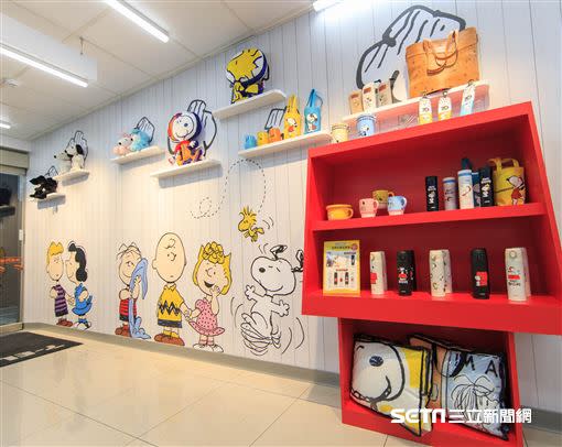 小七ＸSNOOPY限定店，有許多特色商品。（圖／業者提供）