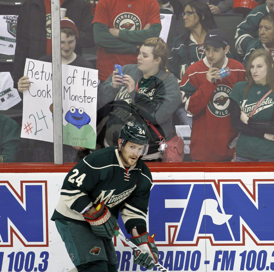 Minnesota Wild left wing Matt Cooke skates past fans holding a sign welcoming him back after a 7-game suspension during warm ups before Game 4 of an NHL hockey second-round playoff series against the Chicago Blackhawks in St. Paul, Minn., Friday, May 9, 2014. (AP Photo/Ann Heisenfelt)