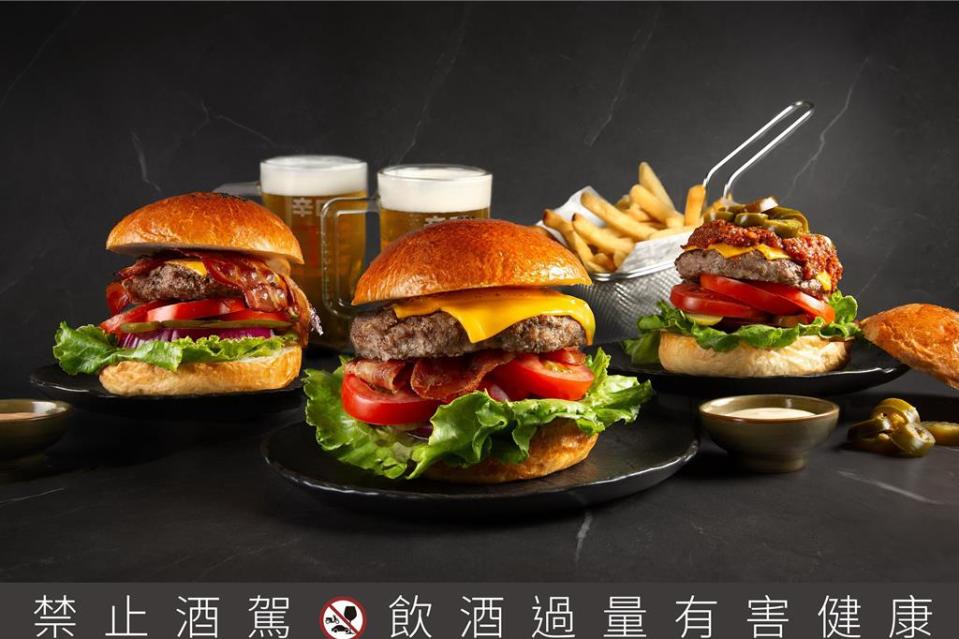 台北萬豪酒店Lobby Lounge「豪享吃堡」活動，指定漢堡、生啤酒買一送一。圖／台北萬豪酒店提供
