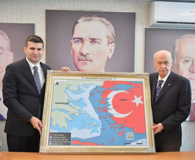 Los aliados ultranacionalistas de Erdogan del Partido de Acción Nacionalista (MHP) sostienen un mapa de la región donde todas las islas griegas del Egeo, incluida Creta e incluso Rodas, forman parte de Turquía
