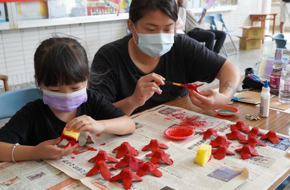 社教館舉辦「愛的泡泡玫瑰花留言板」親子活動，讓親子學習善用巧思，天馬行空讓想像力大解放。　（記者王正平翻攝）