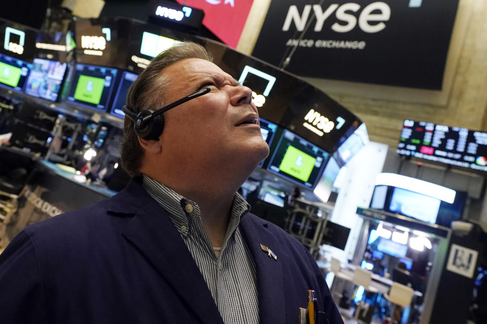 Le trader John Santiago travaille sur le parquet de la Bourse de New York, le jeudi 13 juillet 2023. Wall Street ajoute à sa semaine gagnante jeudi après le dernier signal que l'inflation continue de réduire son emprise sur l'économie.  (AP Photo/Richard Drew)