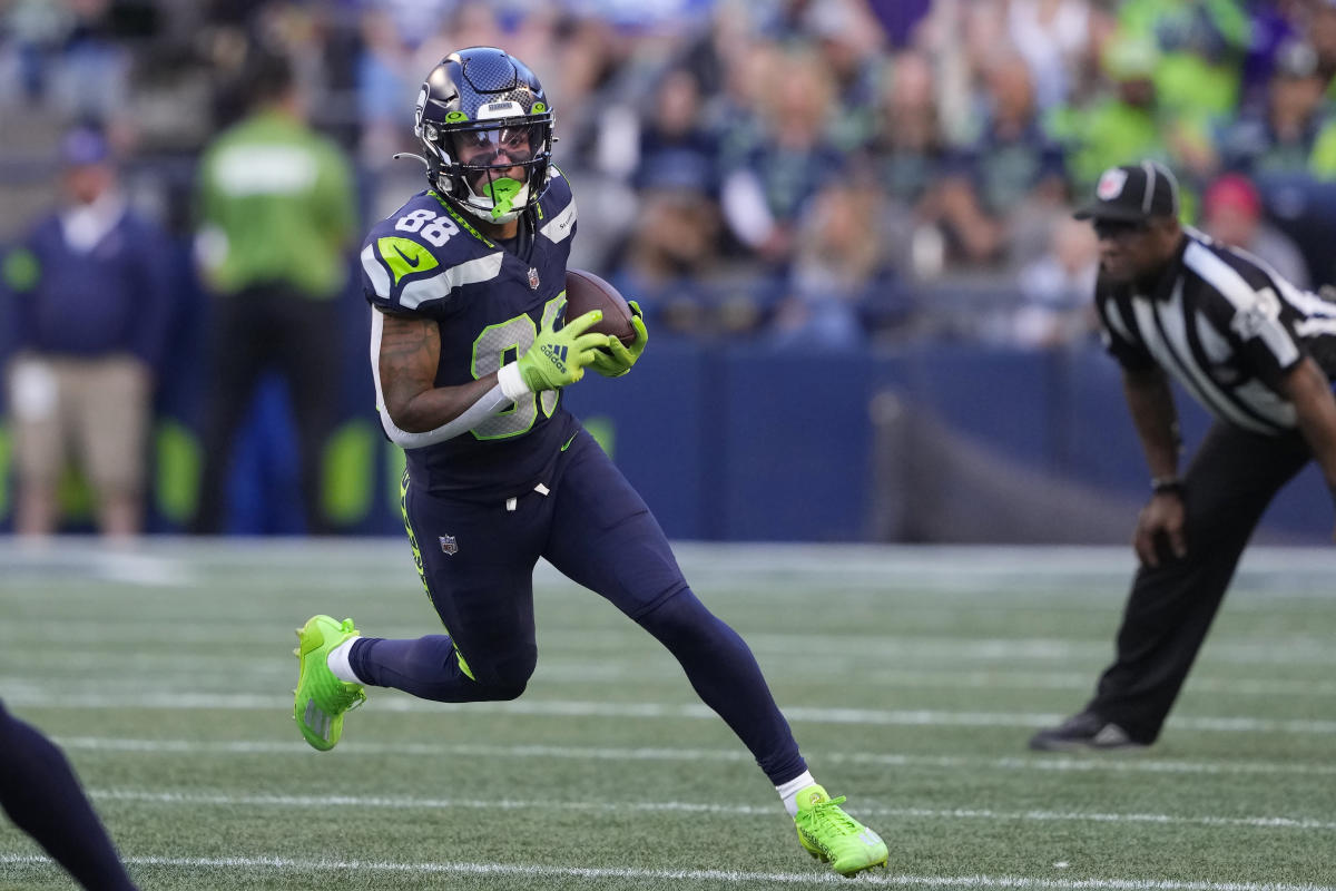 Seahawks WR Cade Johnson telah dibebaskan dari rumah sakit setelah menderita gegar otak dalam pertandingan pramusim.