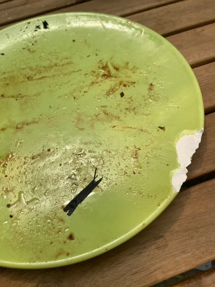 客房內陶瓷碗盤毀損破裂。翻攝畫面