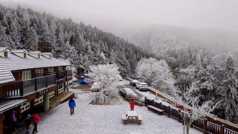 受強烈大陸冷氣團影響，海拔2000公尺高平山區25日入夜氣溫降至零度左右，迎風面還有一些水氣，很接近飄雪的條件。