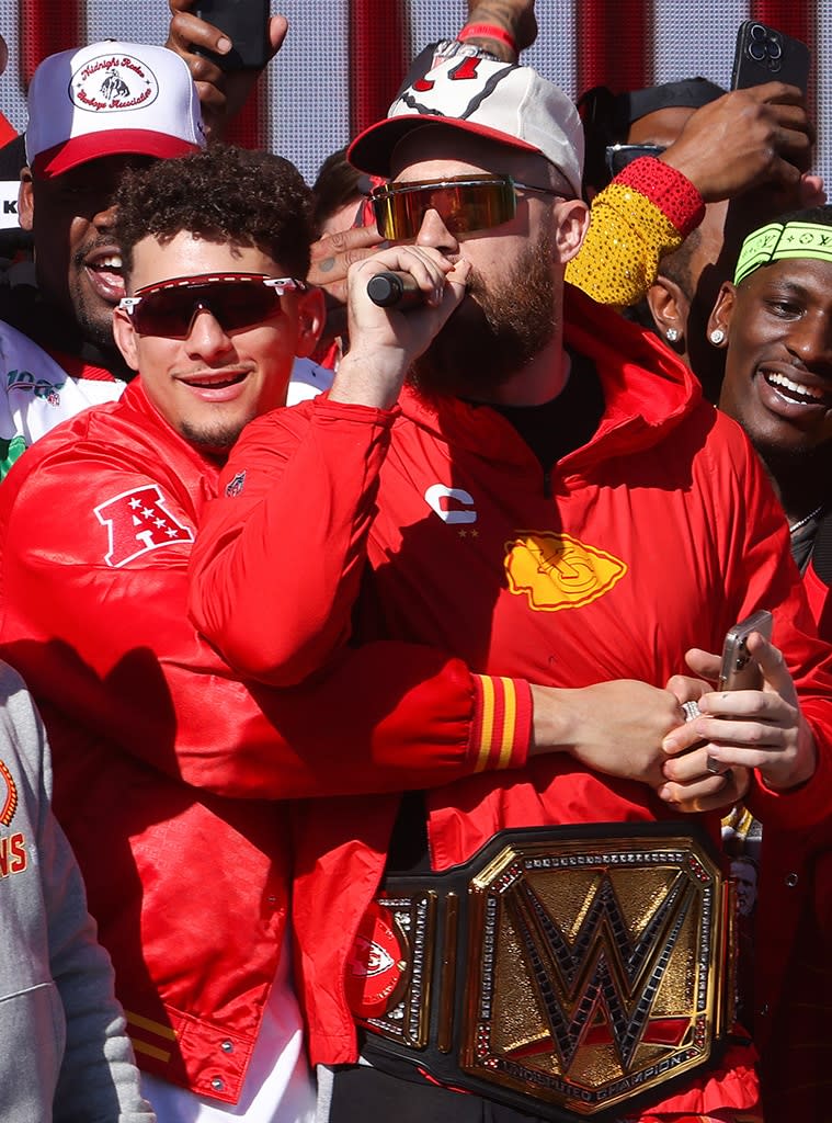 <p><strong>Patrick Mahomes embraces Travis Kelce</strong></p>