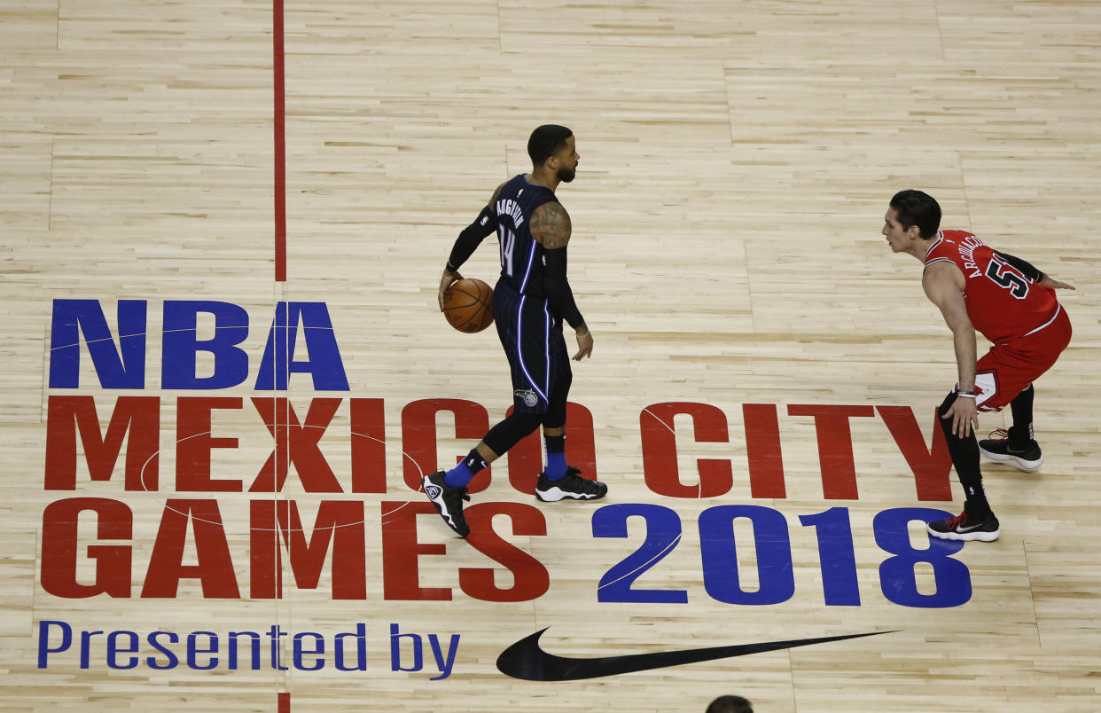 D.J. Augustin del Orlando Magic juega el balón ante Ryan Arcidiacono, de los Chicago Bulls. / Foto: AP