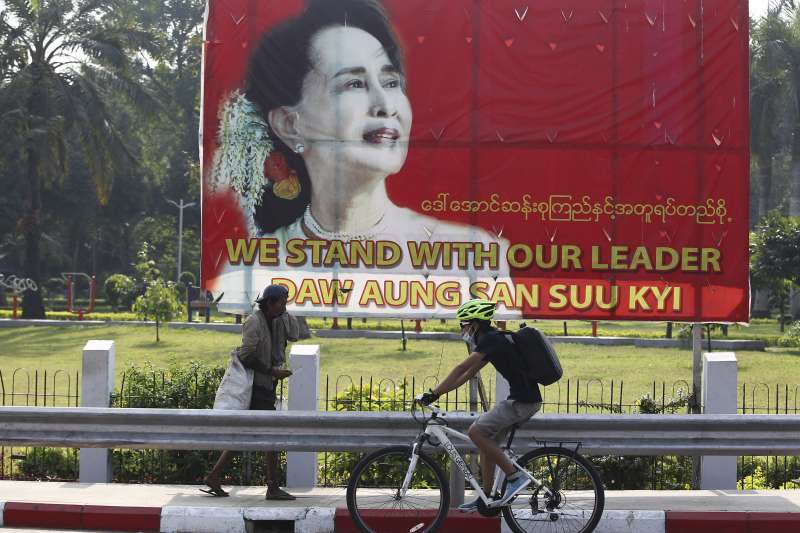 2021年2月1日，緬甸國務資政翁山蘇姬和其他政府高層遭逮捕拘禁，軍方形同政變（AP）