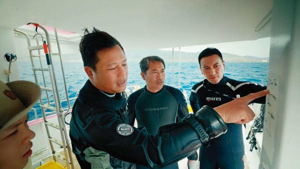 李景白（中）與王陽明（右）在下水前，由戒護暨技術潛水教練（左）解說路線及注意事項。（公視提供）