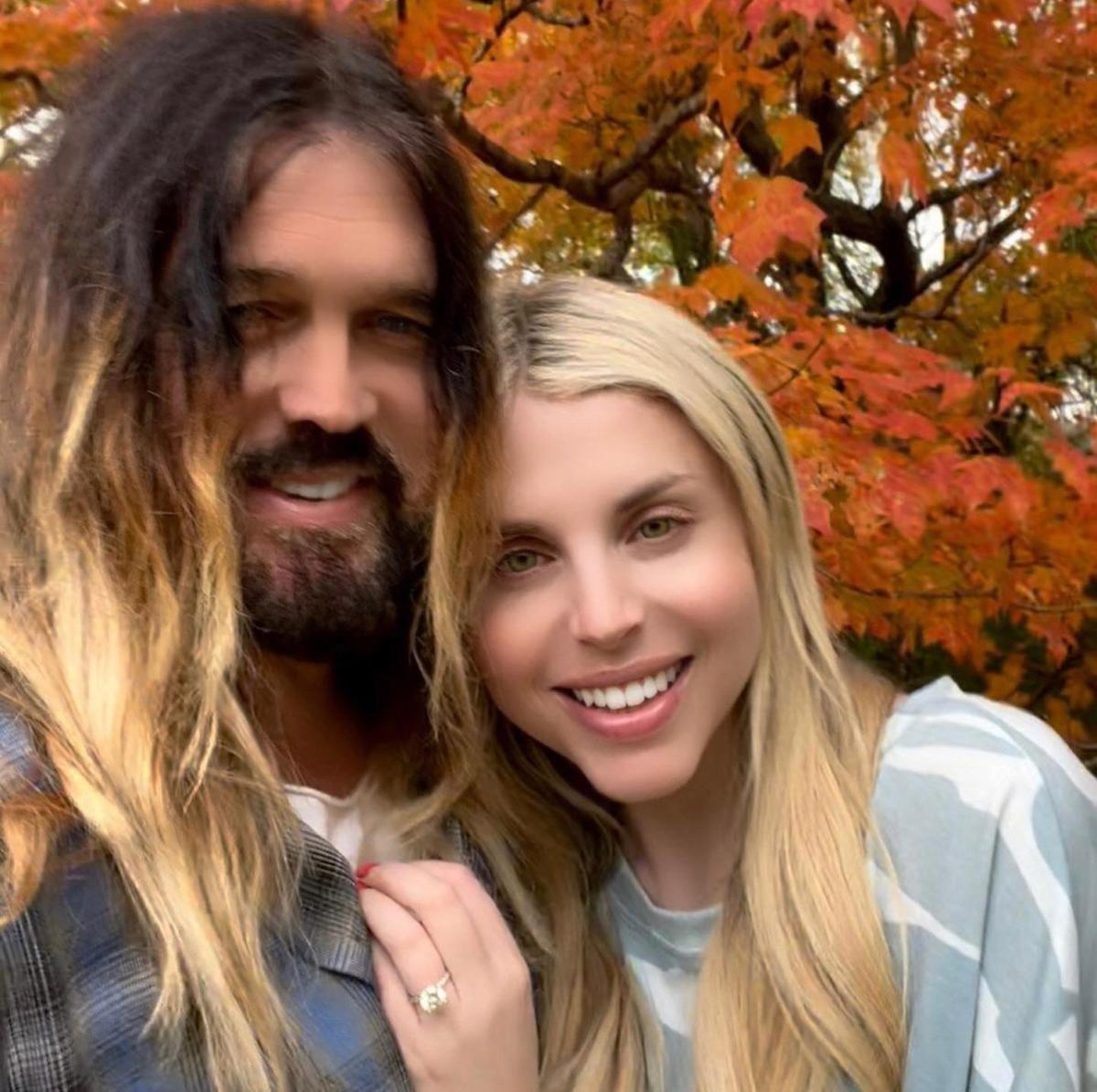 Billy Ray Cyrus et la chanteuse Firerose sont-ils fiancés ?  Voir la bague sur CE doigt