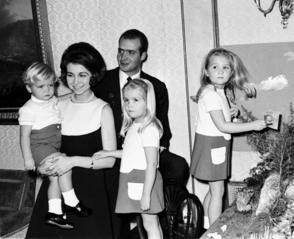 The princes of Spain Juan Carlos of Borbon and Sofia of Greece with their three sons Felipe, Cristina and Elena at Christmas in the Zarzuela Palace, 1969, Madrid, Spain. (Photo by Gianni Ferrari/Cover/Getty Images)