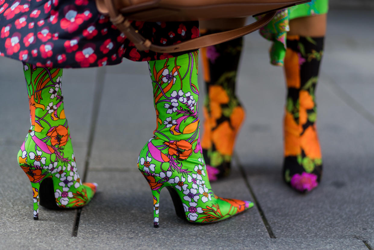 Die schrägen Teile von Balenciaga schaffen es sogar bis auf die Straße – zum Beispiel die kunterbunten Sock-Boots. (Bild: Christian Vierig/Getty Images)