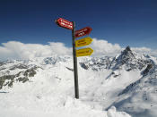 <h2>Au programme</h2><p>Après le ski-joëring, discipline qui consiste à skier tracté par un cheval, voici sa déclinaison pour les enfants : une luge tirée par un poney… toute la famille adore ! </p><p>Avis aux amateurs de sensations fortes. Avec ses 3,4 km sur 470 m de dénivelé et 28 virages, la piste de luge Mission Black Forest n’a rien à voir avec ce que vous aviez connu jusque là. </p><p>La Piste des Animaux invite les enfants à parcourir un chemin dans la forêt pour découvrir les empreintes des animaux ou reconnaître leurs cris. Une piste ludique à découvrir en famille.</p><h2>Où dormir ?</h2><p>L’hôtel 5* Flocons de Sel propose des suites familiales ou des petits chalets privés, parfaits pour accueillir les tribus. Dans ce luxueux Relais & Châteaux, les enfants sont rois ! Direction les cuisines du restaurant pour composer un menu sur-mesure qui séduira les petits. Dès le petit-déjeuner, les enfants se régalent avec des crêpes, des gaufres et autres cookies délicieux. Côté spa, les petits font tout comme les grands. Avec un massage pour les enfants à partir de 3 ans « Mon premier massage » : à l’huile d’abricot pour les filles et à l’huile de noisette pour les garçons. Et au bord de l’eau, bouées, brassards et différents jeux d’eau sont à disposition. Enfin, pour se rendre sur les pistes, la navette privée de l’hôtel conduit les plus jeunes jusqu'à leurs cours.</p><p> <a href="https://www.relaischateaux.com/fr/france/grandcoeur-savoie-meribel" rel="nofollow noopener" target="_blank" data-ylk="slk:Plus d’informations ici.;elm:context_link;itc:0;sec:content-canvas" class="link ">Plus d’informations ici.</a></p><br>