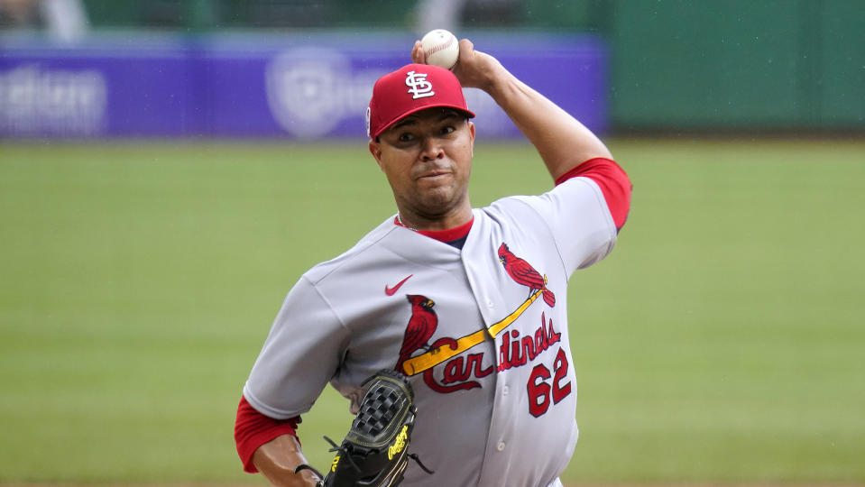 El abridor de los Cardenales de San Luis Jose Quintana lanza en el primer episodio ante los Piratas de Pittsburgh el domingo 11 de septiembre del 2022. (AP Foto/Gene J. Puskar)