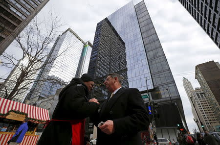 U.S. Republican presidential candidate Michael Petyo (R) is greeted by a potential voter while campaigning in downtown Chicago, Illinois, November 20, 2015. REUTERS/Jim Young