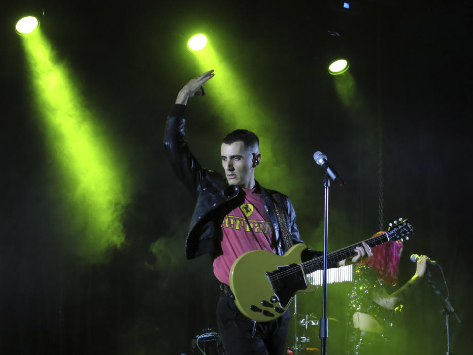 El cantautor chileno Alex Anwandter se presenta en concierto en la Ciudad de México el 12 de noviembre de 2023. (Foto AP/Berenice Bautista)