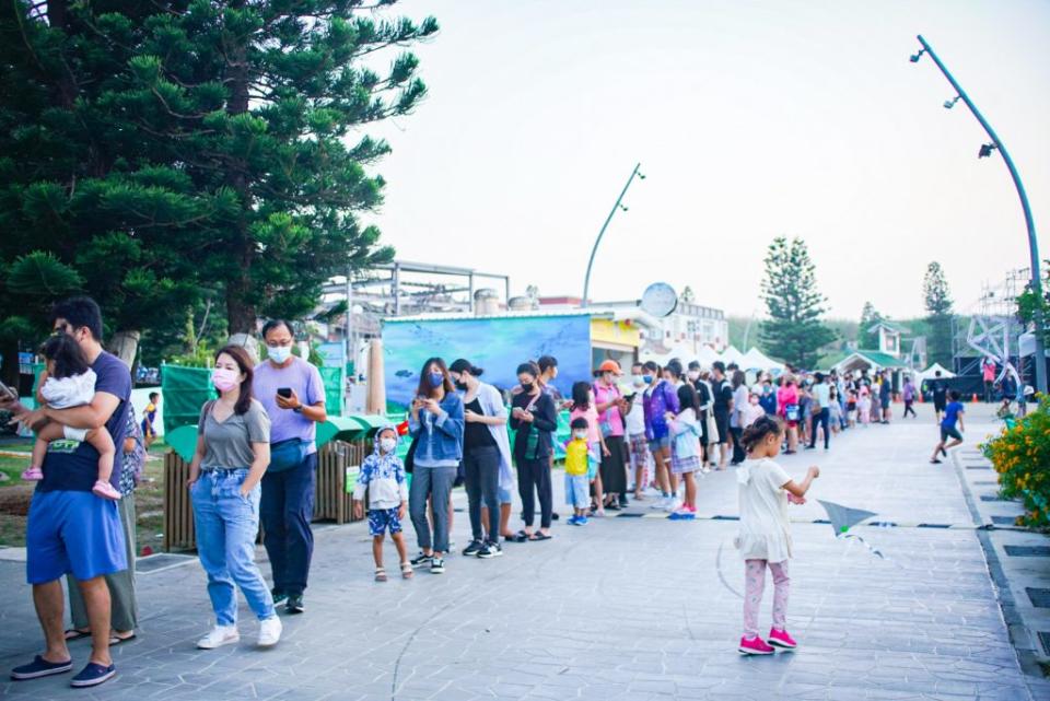 活動現場每日免費贈送500隻菱形夜光風箏吸引民眾排隊索取。（記者張翔翻攝）