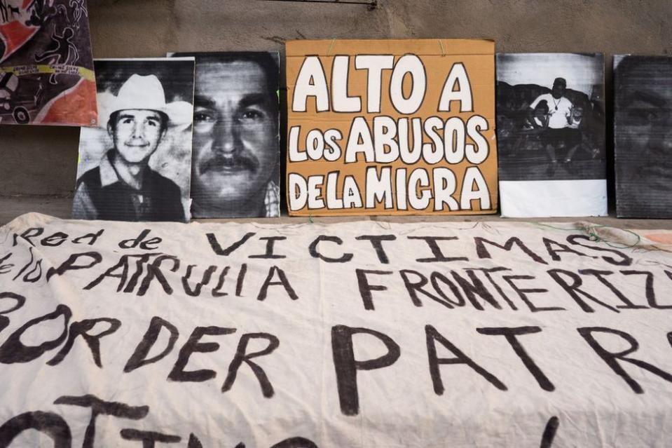 Fotos de migrantes que murieron a manos de la Patrulla Fronteriza, junto a un cartel que exige el fin de los abusos.