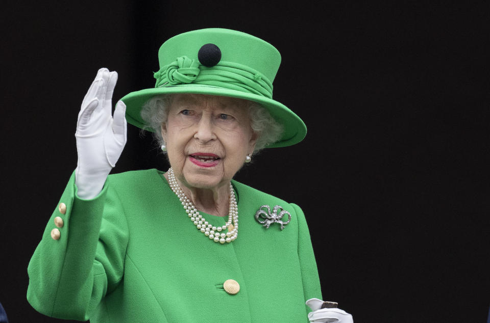 LONDON, ENGLAND - JUNE 05: Queen Elizabeth II stands on the balcony at Buckingham Palace at the end of the Platinum Pageant on The Mall on June 5, 2022 in London, England. The Platinum Jubilee of Elizabeth II is being celebrated from June 2 to June 5, 2022, in the UK and Commonwealth to mark the 70th anniversary of the accession of Queen Elizabeth II on 6 February 1952. (Photo by Mark Cuthbert/UK Press via Getty Images)