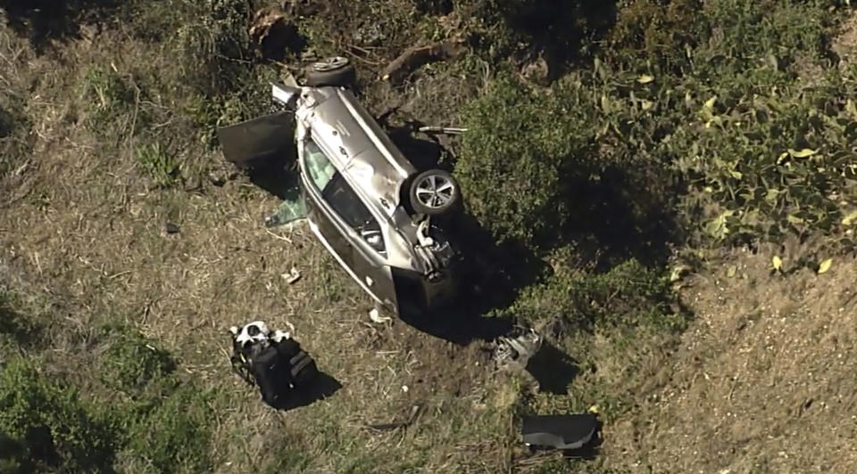 Esta imagen captada de un video de KABC-TV muestra el vehículo volcado de Tiger Woods en una ruta en la zona de Rancho Palos Verdes en Los Ángeles, el martes 23 de febrero de 2021. (KABC-TV vía AP)