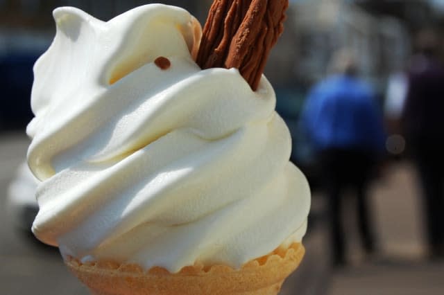 Ice cream with chocolate flake - a taste of summer