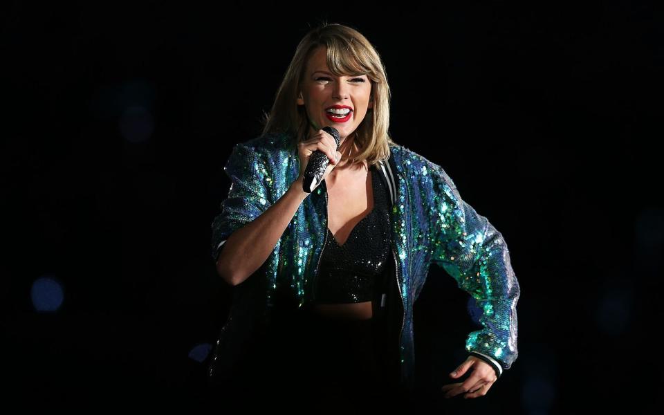 Hunderte Millionen Follower auf diversen Social-Media-Plattformen, ausverkaufte Tourneen und Musik, die irgendwie jeder gerne hört: Taylor Swift ist ein Popstar der Superlative. Bis zuletzt hat die US-Sängerin über 260 Millionen Tonträger verkauft. (Bild: Graham Denholm/Getty Images)