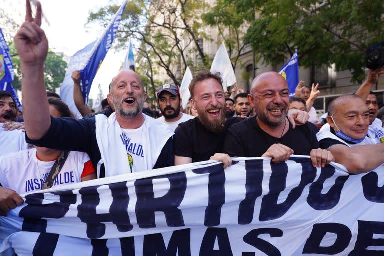 Martín Insaurralde y Federico Otermin, al ingresar a la Plaza de Mayo