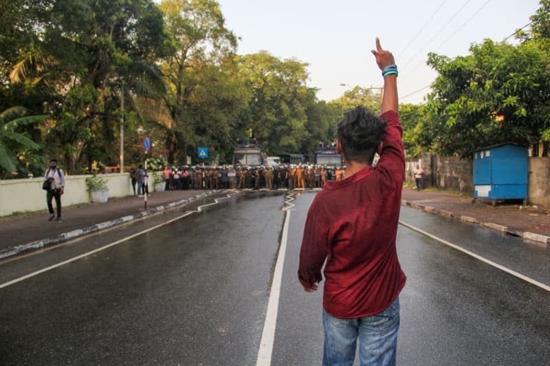 A student protests and shouts at the police during a protest against the government organized by the Inter-University Student Association in Sri Lanka. Kenula Pathirathna/ZUMA Press Wire/dpa