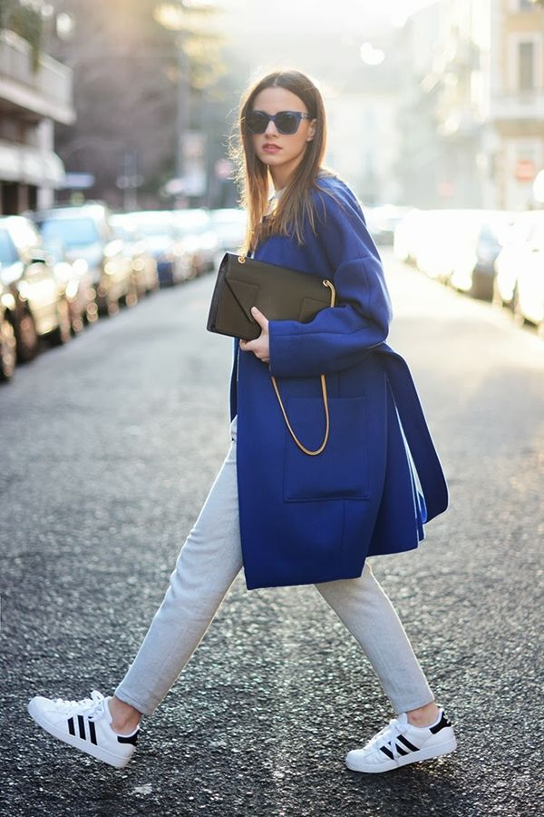 Place à un peu de couleur avec un manteau d’un beau bleu.