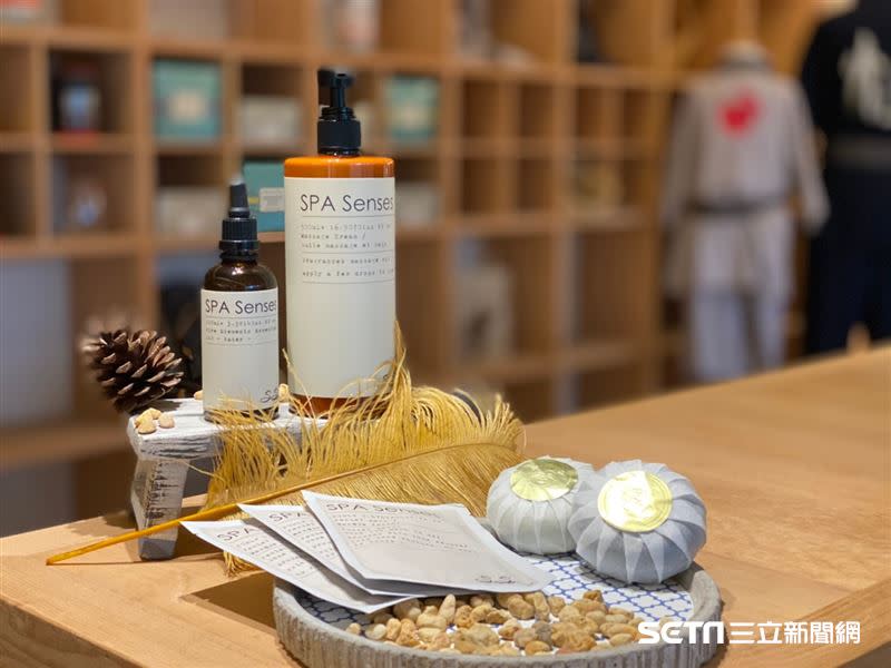 禮品區有販賣館內自有的SPA品牌「Spa Senses」洗沐用品，以及創始於日據時代「大春煉皂」「瓜顏悅色潔顏皂」。（圖／記者馮珮汶攝）