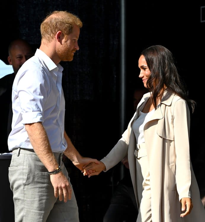 Harry y Meghan se cogen de la mano