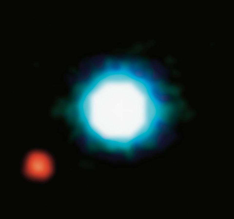 Primera imagen directa de un exoplaneta (en falso color): el cuerpo central (azul) es la estrella enana marrón 2M1207 y, orbitando la misma, el exoplaneta 2M1207b (en rojo). ESA.