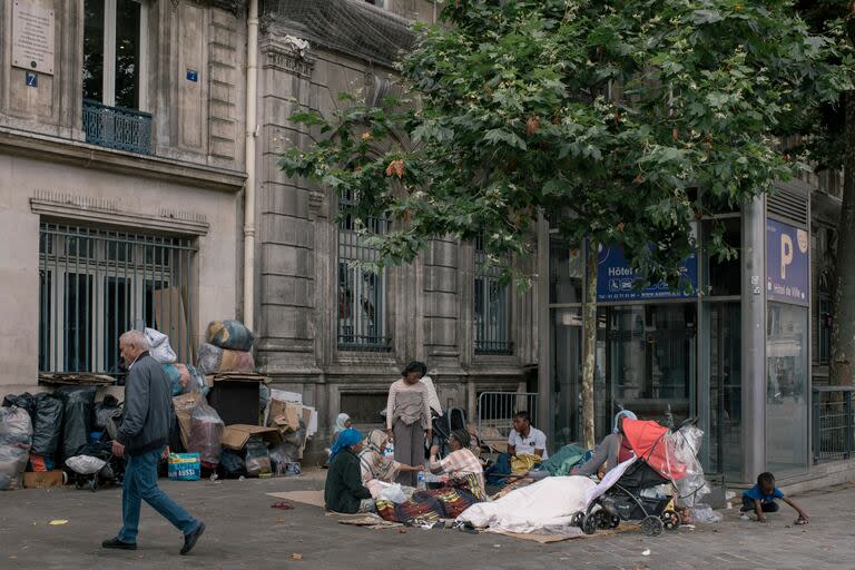 Gente sin hogar en la vereda del Ayuntamiento de París