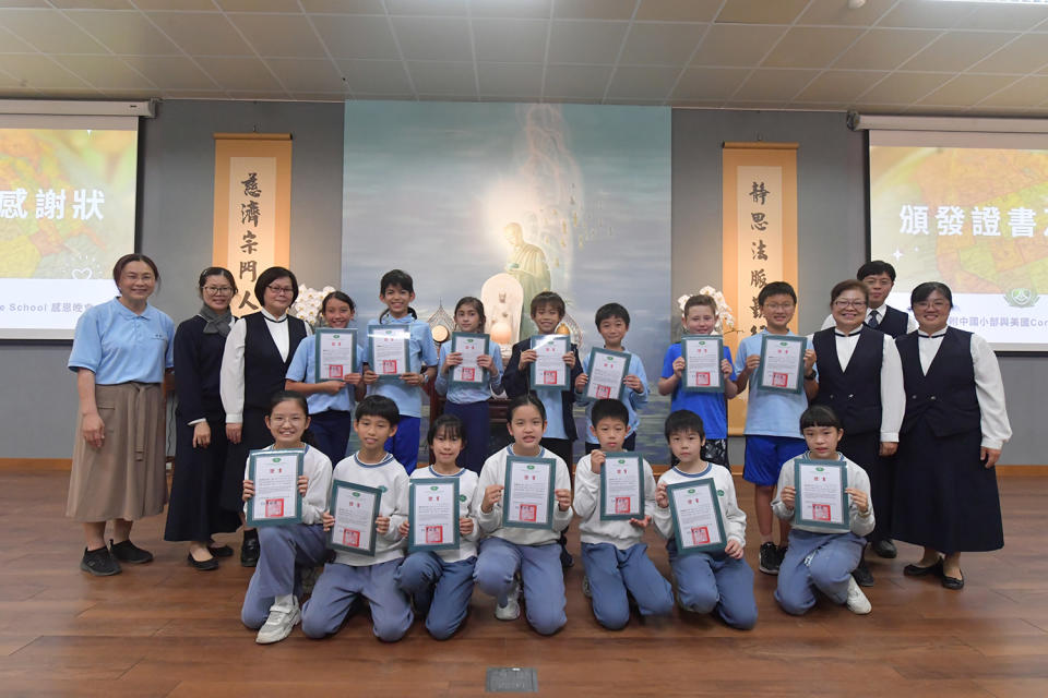 李玲惠校長特別頒發參加證書給小朋友們，肯定孩子們的信心、毅力與勇氣。