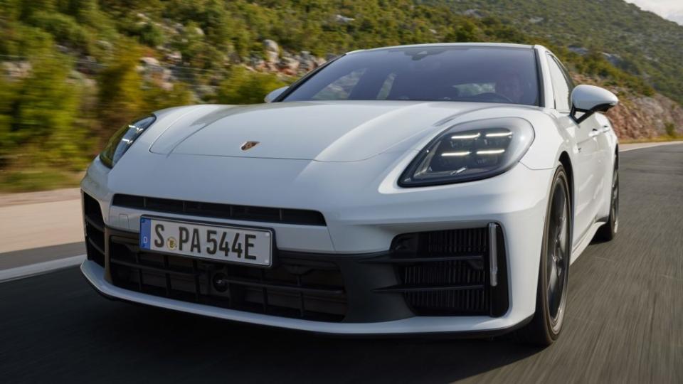 Porsche於2月份為Panamera車系追加兩款E-Hybrid插電式油電複合動力車型。(圖片來源/ Porsche)