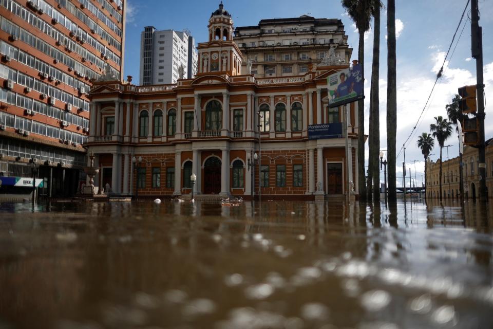 2024年5月17日，巴西南大河州首府阿雷格里港（Porto Alegre）市政廳前淹水。路透社