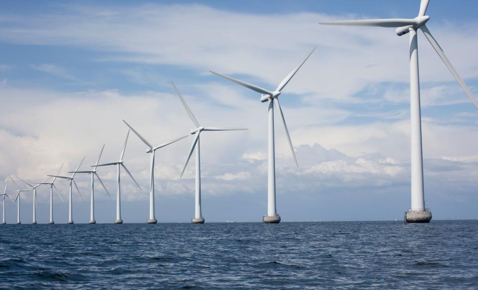 Wind comes. Морской ветропарк в Дании. Ветроэнергетика Дании. Ветровая энергия Дания. Прибрежный ветропарк Миддельгрюнден.