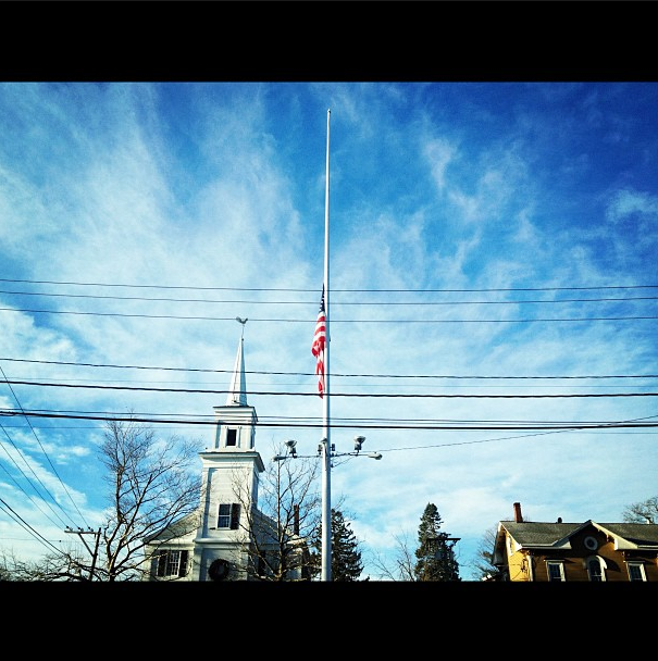 La bandera a media asta en Main Street en Newtown. (Dylan Stableford/Yahoo! News)