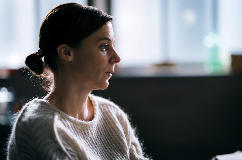 Früh im Film lernen die Zuschauer Julia da Borg (Bernadette Heerwagen) kennen. In ihrer Atelierwohnung sitzt sie - gestresst und irgendwie traurig - vor ihren großen Computerbildschirmen. (Bild: SWR/Christian Koch)